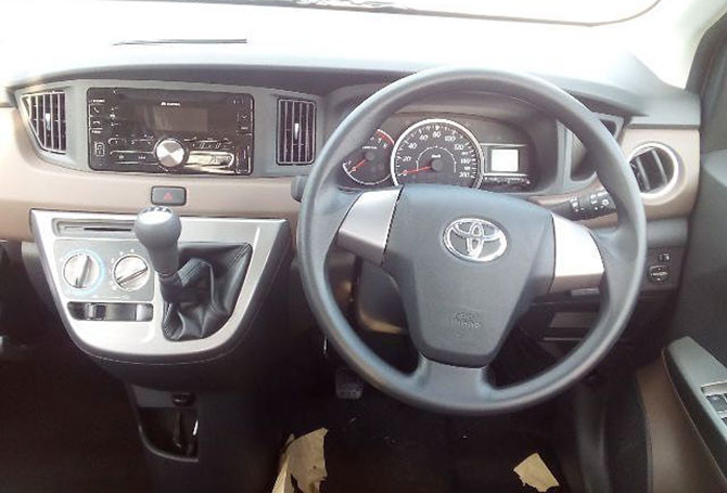 Bên trong Toyota Calya là không gian nội thất 7 chỗ được thiết kế khá hợp lý, phù hợp cho những gia đình nhỏ 3 thế hệ. Xe được trang bị điều hòa không khí, cửa sổ chỉnh điện, hàng ghế thứ hai có thể trượt/ngửa tùy ý và gập với tỷ lệ 60:40.