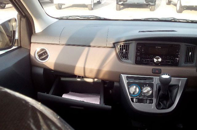 Ngoài ra, ở hàng ghế thứ hai có cả ổ điện 12 V để hành khách sạc các thiết bị điện tử. Các tiện ích Media không được trang bị nhiều trên mẫu xe gia đình giá rẻ này ngoài kết nối bluetooth, cổng AV, ổ đĩa CD...