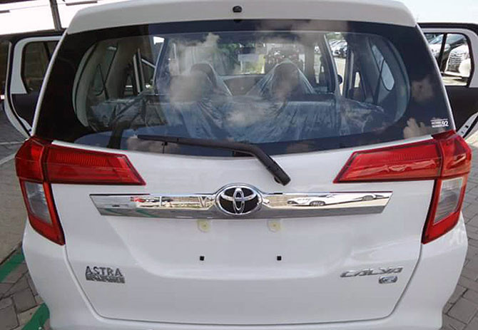 Trong khi đó, phần đầu của Calya lại gợi liên tưởng đến những mẫu xe quen thuộc trong gia đình Toyota như Yaris hay Vios với lưới tản nhiệt mở rộng cùng logo được làm mới với logo của thương hiệu xe ôtô Nhật Bản được nhà sản xuất Indonesia cách điệu.