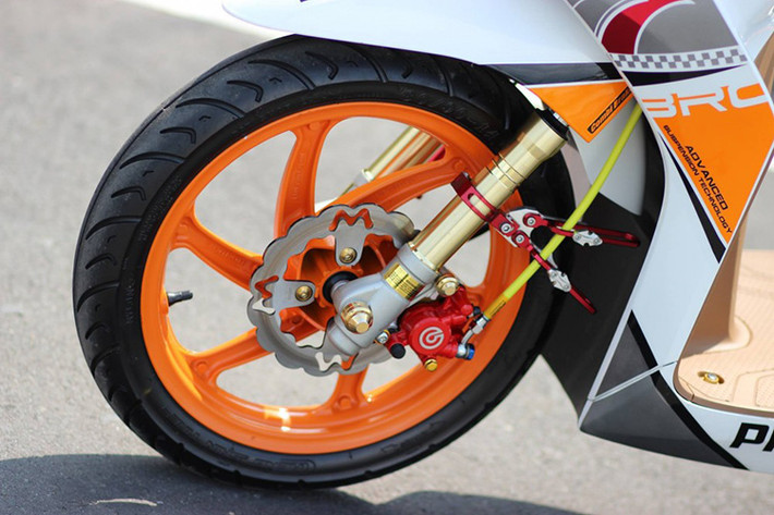 Dàn chân trước trang bị đĩa Megapro + heo zin khắc logo Brembo, pass dây dầu Biker, dây dầu Morin cực nổi khi kết hợp cùng bộ cành độ màu cam đầy năng động.
