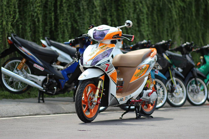 Chiếc xe ga bình dân Honda Vision nổi bật và cực kỳ mạnh mẽ. Sau khi đã lên đầy đủ "đồ chơi", nó không chỉ quyến rũ phái nữ nữa mà còn hấp dẫn cánh "mày râu".