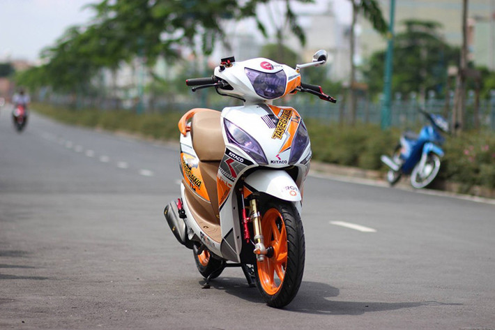 Một dân chơi xe tại Sài Gòn đã "lên đời" cho chiếc xe ga Honda Vision gía rẻ của mình với hàng loạt đồ chơi hàng hiệu với phong cách mang hơi hướng của phiên bản Takegawa đến từ Nhật Bản.