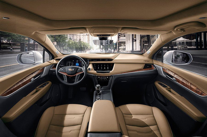 Tạm thời, hãng xe sang Cadillac không chia sẻ nhiều về nội thất của XT5 mới, nhưng hãng đã xác nhận rằng mẫu crossover này sẽ được trang bị hệ thống thông tin giải trí CUE cập nhật, được truy cập bởi bộ điều khiển xoay mới hiện đại hơn.