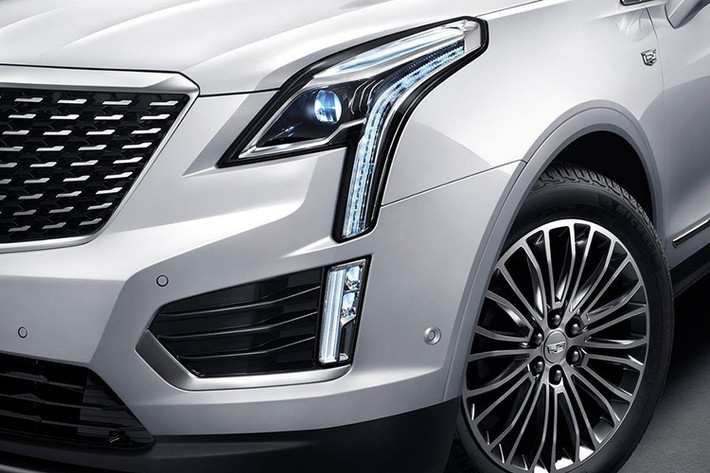 Bên cạnh đó, XT5 2020 cũng có các gương chiếu hậu mới, cánh lướt gió phía sau tinh chỉnh, giúp cải thiện tính khí động học của xe, đồng thời giúp chiếc crossover hạng sang yên tĩnh và thoải mái hơn khi vận hành.