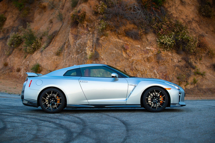 Theo đó, Nissan GT-R 2019 bản tiêu chuẩn Pure tại thị trường ôtô Mỹ có giá khởi điểm chỉ 99.990 USD (khoảng 2,32 tỷ đồng). So với phiên bản cũ, xe đã tăng giá nhưng vẫn rẻ hơn nhiều so với đối thủ cùng phân khúc.