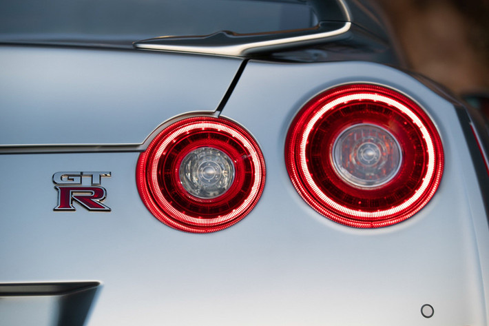 Đắt hơn là siêu xe Nissan GT-R 2019 bản Premium với giá khởi điểm từ 110.540 USD (khoảng 2,57 tỷ đồng). Tương xứng với giá tiền, Nissan GT-R Premium 2019 được trang bị hệ thống tăng cường âm thanh và dàn âm thanh Bose 11 loa với công nghệ cách âm.