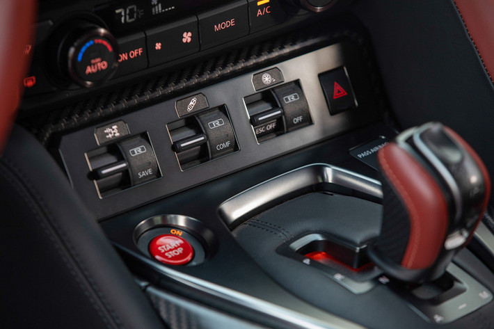 Cuối cùng là hệ thống thông tin giải trí NissanConnect với màn hình cảm ứng 8 inch, đi kèm hệ thống định vị toàn cầu GPS và tương thích Apple CarPlay. Với những khách hàng tìm kiếm mẫu xe hiệu suất cao hơn, Nissan GT-R Track Edition 2019 sẽ là lựa chọn hợp lý. Có giá khởi điểm 128.540 USD (khoảng 2,98 tỷ đồng).