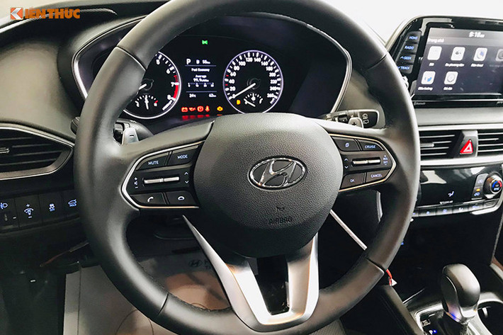 SantaFe 2019 sở hữu một không gian nội thất sang trọng, nổi bật là màn hình trung tâm 8 inch đi kèm bộ xử lý tín hiệu Arkamys Premium Sound cho 6 loa cùng nhiều tiện nghi cao cấp khác... Các trang bị an toàn của xe cũng được nâng cấp mạnh mẽ hơn so với các phiên bản trước đây.