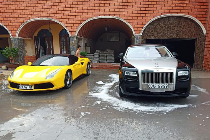 Mới đây, những hình ảnh về bộ đôi Ferrari 488 GTB và Rolls-Royce Ghost Ghost Series I mang biển "tứ quý" 9 ở Đồng Nai được chia sẻ trên mạng xã hội đã khiến nhiều người yêu xe quan tâm. Được biết, trước khi về tay đại gia Đồng Nai, chiếc siêu xe Ferrari 488 GTB màu vàng này đã được định cư tại Bình Dương một thời gian khá dài.
