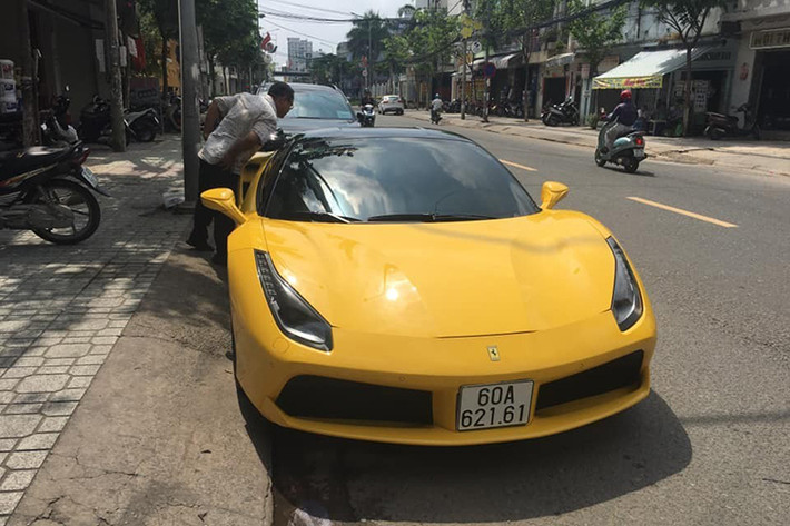 Dù đã được chủ nhân mới đổi sang biển đầu số 60A của tỉnh Đồng Nai, nhưng giới mê xe vẫn tinh ý nhận ra hai con số cuối của biển kiểm soát trên chiếc siêu xe Ferrari 488 GTB màu vàng là 61, thể hiện đặc trưng của Bình Dương. Được biết, chủ mới sinh sống Đồng Nai nhưng lại có cơ sở kinh doanh ở Bình Dương.