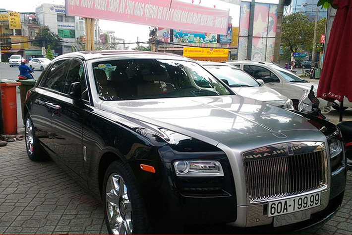 Rolls-Royce Ghost mang biển "tứ quý" 9 ở Đồng Nai thuộc thế hệ cũ. Đây là mẫu xe "đàn em" của Rolls-Royce Phantom với thiết kế gọn gàng nhưng vẫn toát lên vẻ quý tộc của hãng xe siêu sang đến từ đất nước Anh Quốc.