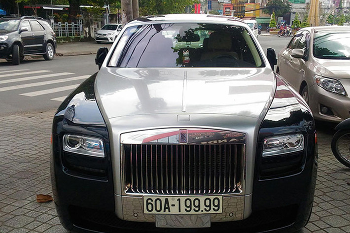Mẫu xe siêu sang Rolls-Royce Ghost Series I sử dụng động cơ V12, tăng áp kép, dung tích 6,6 lít, sản sinh công suất tối đa 562 mã lực và mô-men xoắn cực đại 780 Nm. Kết hợp cùng hộp số tự động ZF 8 cấp, Rolls-Royce Ghost mất khoảng 5 giây để tăng tốc từ vị trí xuất phát lên 100 km/h trước khi đạt vận tốc tối đa 250 km/h. Tại thị trường Việt Nam, giá xe Rolls-Royce Ghost đời cũ đã qua sử dụng có giá từ 8 đến 10 tỷ đồng.