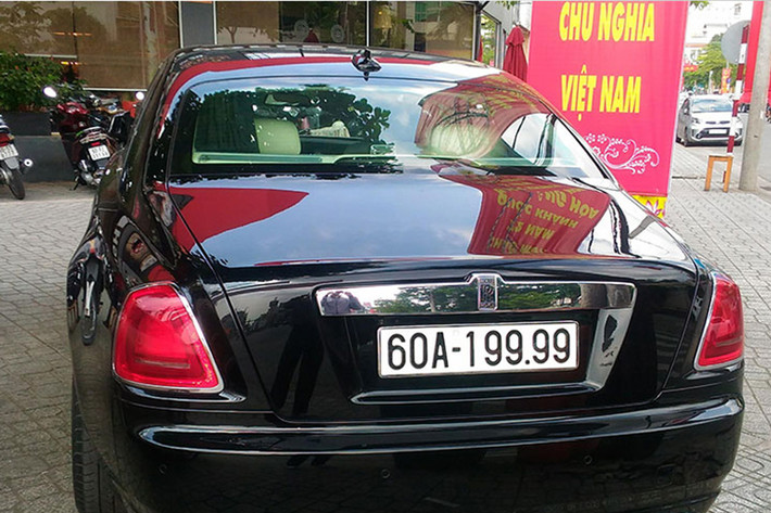 Đây chính là một trong những chiếc Ghost Series I 2014 “đời cuối” của loạt xe đầu tiên tại Việt Nam. Xe được chủ nhân bào quản kĩ, la zăng sáng bóng có thể soi gương. Ở hai bên thân xe của Ghost, đường dập nổi ở bên dưới thân xe (Waft Line) kết thúc với góc nghiêng về phía trước lớn hơn.