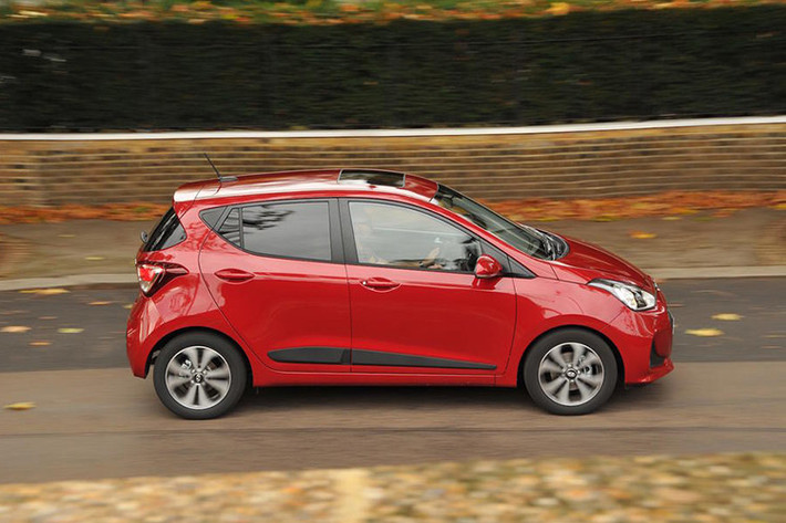 Trên i10 phiên bản 2017, Hyundai đã thiết kế lại hoàn toàn cản trước của chiếc xe. Trong đó, 2 hốc đèn sương mù của xe được lấy cảm hứng từ chiếc Elantra, trong khi lưới tản nhiệt của i10 nay đã được làm rộng hơn, đem tới cảm giác thể thao hơn và được tích hợp thêm 2 đèn chiếu sáng ban ngày LED.
