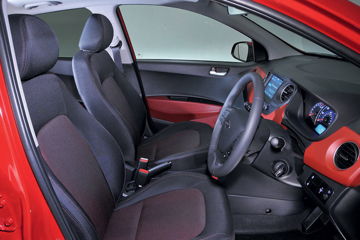 Trên phiên bản Hyundai i10 SE sẽ có mức giá 10.500 bảng (khoảng 300 triệu đồng). Phiên bản này có thêm tay nắm cửa cùng màu thân xe, gương có chức năng sưởi, kiểm soát hành trình, Bluetooth và tùy chọn màu xanh hoặc đỏ nội thất.