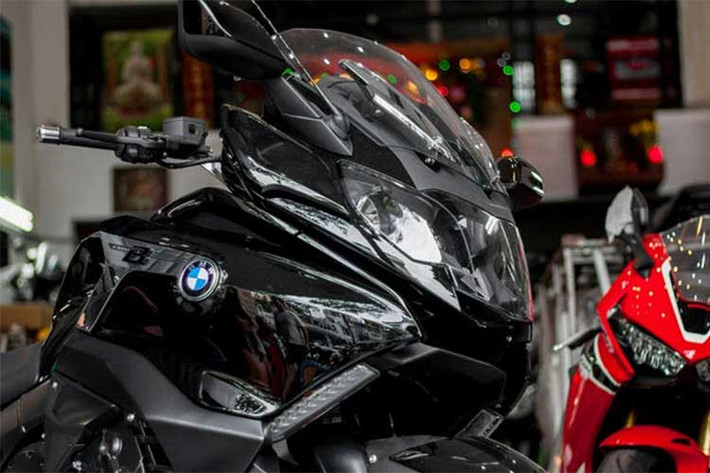 Dựa trên cơ sở dòng touring K1600GT hiện tại của BMW, K1600B sở hữu thiết kế giống tới 90%, chỉ thay đổi một số chi tiết để khiến chiếc xe có dáng bagger thực thụ. Trong đó, những chi tiết dễ nhận ra nhất ở phía trước là kính chắn gió ngắn hơn K1600, hệ thống đèn pha thông minh Adaptive Head Light có khả năng “liếc” theo góc lái.