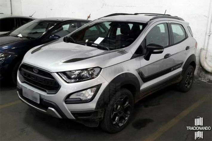 Phần thân xe của EcoSport Storm được trang trí bằng bộ decal sọc đơn giản nhưng mạnh mẽ, trong khi xung quanh thân có các tấm ốp nhựa lớn hơn. Bên cạnh đó, thiết kế mâm xe cũng mang màu đen hoàn toàn.
