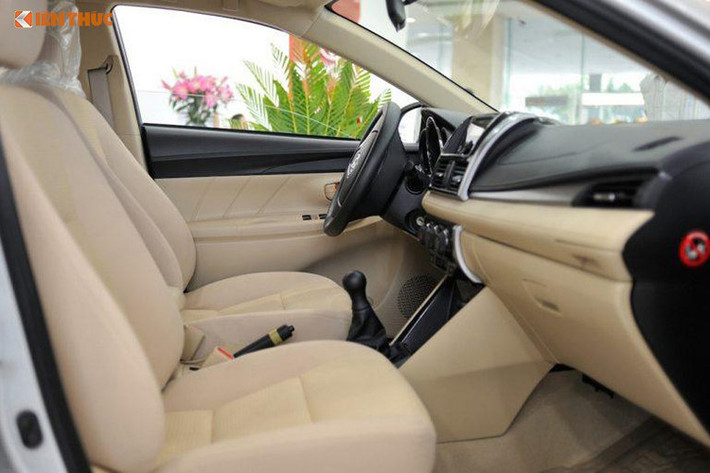 Vios với các kích thước gồm khoảng trần xe (tính từ mặt ghế sau) đạt 906 mm, khoảng để chân 993 mm và khoảng cách từ đầu gối tới ghế trước 114 mm. Các vị trí ghế ngồi tương đối thoải mái và không bị chạm đầu gối ngay cả khi người ngồi hàng ghế trước kéo ghế xuống sâu.