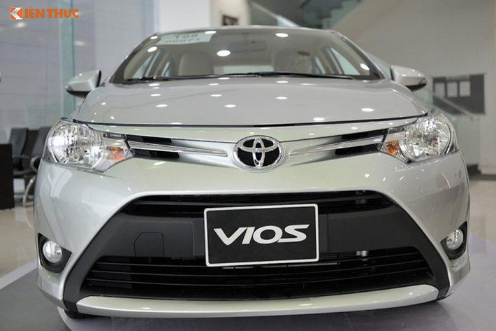 Ở phiên bản mới, Vios vẫn giữ nguyên thiết kế với cản trước có cụm hốc hút gió và lưới tản nhiệt hình thang đối xứng khỏe khoắn. Trên các phiên bản Vios mới (G CVT, E CVT, E MT) đều được hãng Toyota trang bị đèn sương mù phía trước giúp hỗ trợ đáng kể khả năng quan sát của người lái khi lái xe trong những điều kiện thiếu ánh sáng.