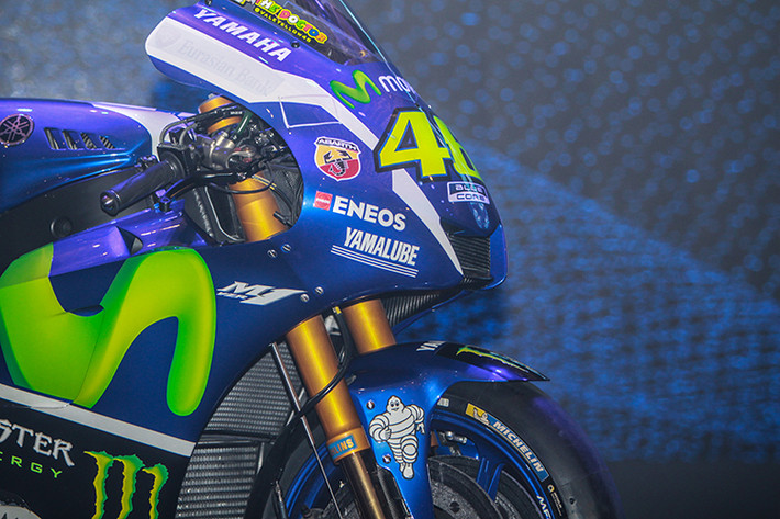 Rossi cho biết, với YZR-M1 thì các tay lái trong đội đua MotoGP của Yamaha sẽ phải mất một chút thời gian để làm quen sử dụng. Nhưng đợt thử nghiệm ở Valencia đã cho thấy đây là cỗ máy rất mạnh. Phía trước xe với kính chắn gió vuốt về phía sau, dàn áo thiết kế khí động học vẫn mang mầu xanh quen thuộc.