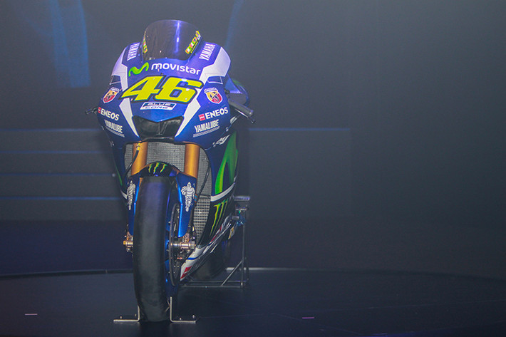 Nhìn bên ngoài 2017 Yamaha YZR-M1 không phải tất cả đều có sự thay đổi. Tuy nhiên, những điểm khác biệt mới cũng dễ nhận thấy như: màu sơn xanh ngoại thất đậm hơn, logo Movistar mới, xuất hiện logo BlueCore và hệ thống cánh gió đã được lược bỏ…