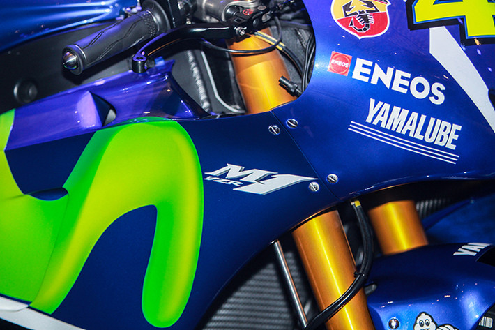 Phiên bản mới của chiếc xe đua MotoGP của Yamaha vẫn mang trên mình biểu tượng của nhà tài trợ Movistar nhưng được thay đổi một số họa tiết khác biệt so với phiên bản trước. Tông màu xanh-đen trên phiên bản mới thay thế cho tông xanh-trắng trên xe mẫu xe từng thi đấu của Rossi và Lorenzo ở mùa giải MotoGP 2016.