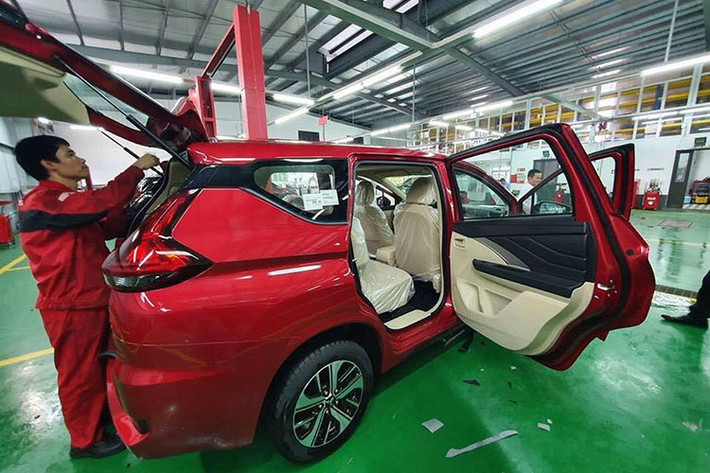 Mitsubishi Xpander sử dụng động cơ MIVEC 1.5L, 4 xy-lanh, DOHC, cho công suất cực đại 104 mã lực ở 6.000 vòng/phút, mô-men xoắn tối 141 Nm tại 4.000 vòng/phút, kết hợp hộp số tự động 4 cấp và hệ dẫn động cầu trước.