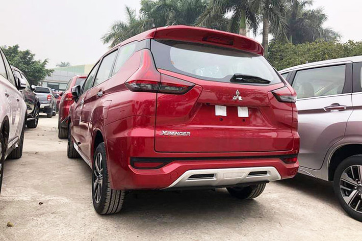 Mitsubishi Việt Nam đang phân phối mẫu MPV Xpander với 4 màu sắc cơ bản bao gồm Đen, Trắng, Nâu và Bạc. Như vậy, nhiều khả năng chỉ trong một thời gian ngắn sắp tới, Mitsubishi Việt Nam sẽ chính thức đưa "lên kệ" màu sơn đỏ này. Hiện giá xe Mitsubishi Xpander 2018 bản số sàn là 550 triệu đồng và số tự động là 650 triệu đồng ở Việt Nam.