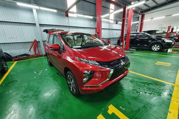 Theo đó, những hình ảnh về chiếc MPV giá rẻ Mitsubishi Xpander với ngoại thất màu đỏ đang thu hút sự chú ý đông đảo của người tiêu dùng. Nhiều khả năng đây là màu sơn chính hãng do Mitsubishi sản xuất tại nhà máy ở Indonesia rồi nhập khẩu chính hãng về nước chứ không phải một sản phẩm do một garage tư nhân nào tự làm.