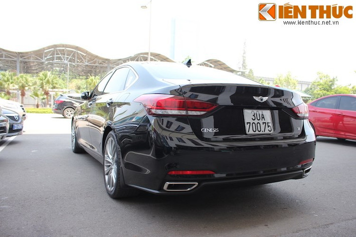 Phiên bản Genesis đầu tiên ra biển trắng tại Việt Nam có động cơ 3.8l V6 nạp khí tự nhiên, đạt công suất tối đa 311 mã lực và mô-men xoắn cực đại 397 Nm. Đây là phiên bản cao cấp thứ nhì của dòng xe, sau bản dùng máy Tau 5.0l V8 419 mã lực tương tự Equus.