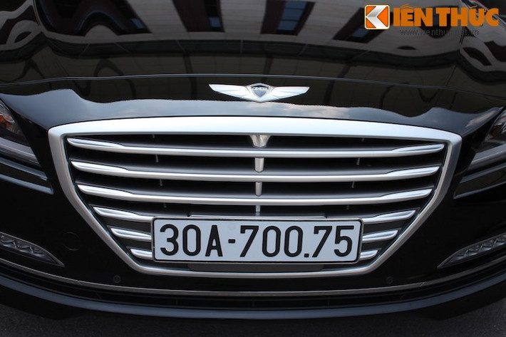 Ngay từ cái nhìn đầu tiên, chiéc xe sang Genesis Sedan mới đã đem tới một ấn tượng về sự sang trọng, đẳng cấp bởi thiết kế theo ngôn ngữ Fluidic Sculpture 2.0 nhưng có những đường nét tinh tế, "uy nghi" hơn các dòng xe khác của Hyundai.