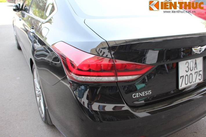 Nội thất của Huyndai Genesis Sedan mới tạo điểm nhấn với chất liệu da bọc cao cấp, kim loại và gỗ ốp tinh tế. Chính giữa bảng điều khiển là màn hình cảm ứng 8 inch tích hợp các chức năng thông tin giải trí, camera lùi, hệ thống định vị,...