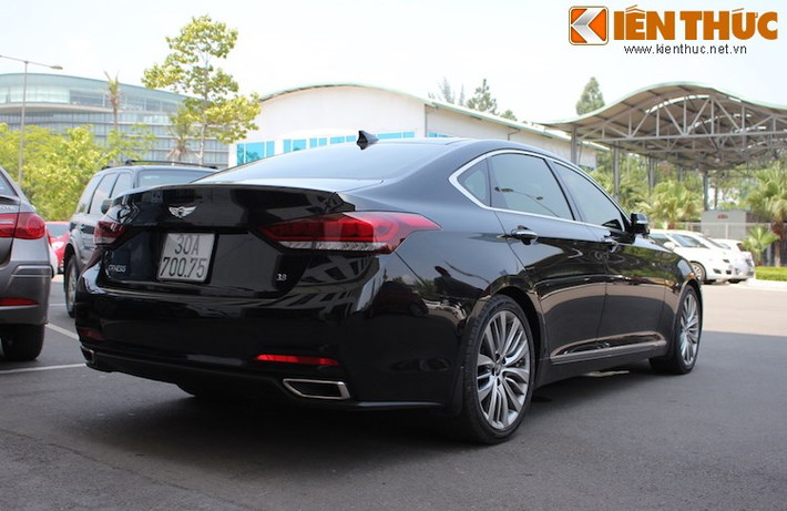 Ở phía sau, Genesis Sedan mới có thiết kế khá giống với "người anh em" Sonata thế hệ mới, nhưng có nhiều chi tiết ấn tượng hơn. Đèn hậu của xe cũng có dạng LED độc đáo và hiện đại, bên dưới là cặp ống xả kép với chụp ống xả hình tứ giác.