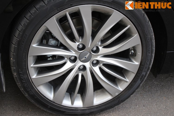 Xe sở hữu kích thước tổng thể ở mức dài 4.991mm, rộng 1.889 mm, cao 1.481 mm, chiều dài trục cơ sở 3.010 mm. Bộ mâm của Genesis có thiết kế 19inch hình hoa mai 5 cánh độc đáo, đi kèm lốp kích thước 245/40.