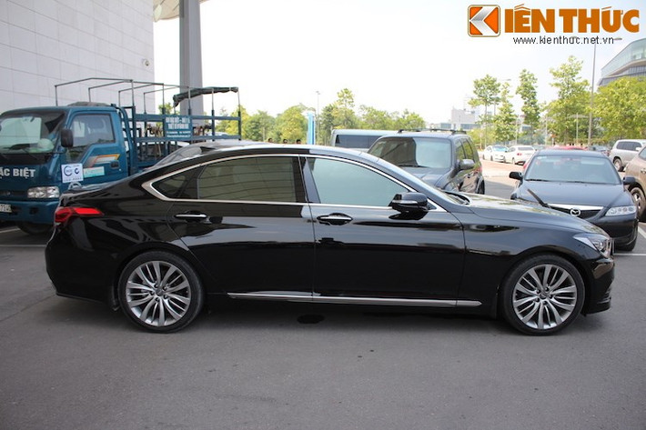 Được coi là đối thủ của BMW 5 Series hay Mercedes E-Class nhưng từ phía hai bên, Genesis đem tới cảm giác đẳng cấp hơn nhờ trục cơ sở dài và vòm mái thuôn về phía sau. Đặc biệt trong gam màu đen sang trọng, có cảm giác rằng chiếc xe phải đứng ngang với những S-Class hay 7 Series.