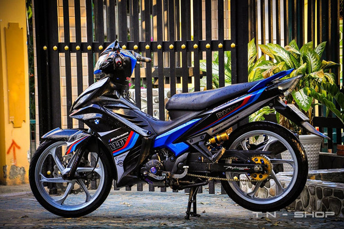 Sau khi độ, chiếc Yamaha Exciter 135 mang trên mình phong cách hoàn toàn khác - nhưng nó vẫn giữ được vẻ đẹp nguyên bản của nhà sản xuất. Phiên bản độ này được thực hiện tại shop Anhr: .