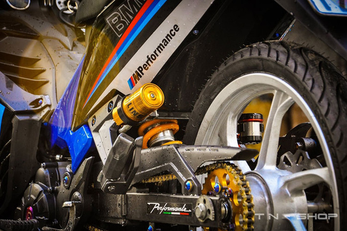 Dàn chân sau được trang bị với phuộc đơn danh tiếng của hãng Ohlins, gác chân và dàn số gảy Rizoma, bộ truyền động với sên và nhông xích vàng.