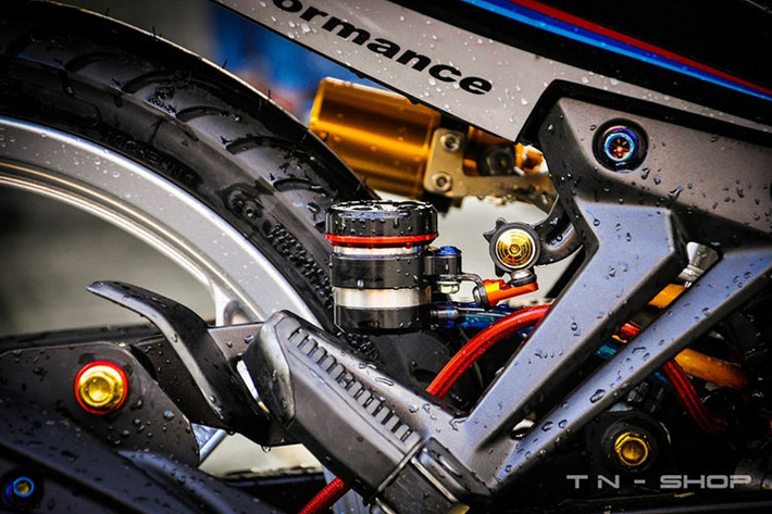 Bình dầu sau được trang bị của hãng AEM Titanium thể thao và cá tính .