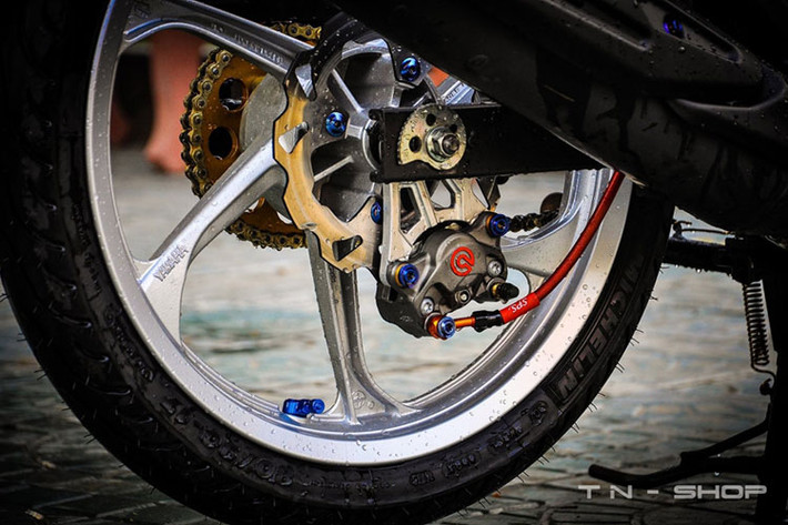 Dàn chân sau, ngoài phuộc đơn hàng hiệu là heo brembo và đĩa Glafer bồi kiểu. Hệ thống đầu ống xả không thay đổi so với nguyên bản.