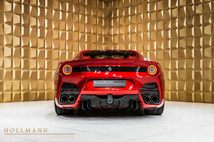 Điểm ấn tượng và đập vào mắt người xem chính là màu sơn đỏ Rosso Fuoco rất nóng bỏng xuất hiện ở ngoại thất chiếc siêu xe Ferrari F12tdf đang được chào bán với giá cao khủng khiếp này. Chưa hết, một số chi tiết ở ngoại hình chiếc xe này còn đi kèm sợi carbon bóng.
