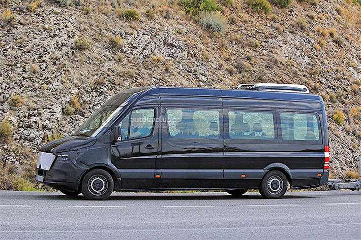 Sprinter thế hệ mới sẽ được Mercedes-Benz giới thiệu đầu tiên ra thị trường Châu Âu trong nửa đầu năm 2018 và các thị trường khác theo sau đó. Những chi tiết về chiếc xe sẽ được công bố trong vài tháng tới. Hiện phiên bản thử nghiệm của mẫu xe này cũng đã bị bắt gặp trên đường thử.