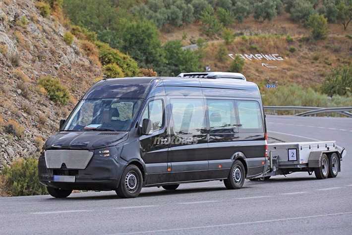 Tại thị trường Việt Nam, thương hiệu Mercedes-Benz từng giới thiệu mẫu xe VAN Sprinter từ cuối năm 2004 và hiện đã dừng sản xuất dòng xe này vào cuối năm 2012. Hiện vẫn chưa có thông tin nào về việc mẫu xe này sẽ tiếp tục xuất hiện phiên bản mới tại thị trường ôtô Việt.