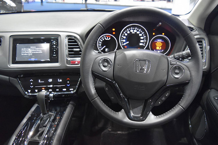 So với bản EL, HR-V RS 2018 còn có những chi tiết khác biệt như phần thân thấp bên dưới và vỏ gương ngoại thất màu đen. Màu sơn ngoại thất đỏ Passion Red Pearl như trong ảnh chỉ dành cho bản RS thể thao, tương tự những tính năng mới như cửa sổ trời toàn cảnh Paronama và hệ thống phanh thích ứng trong thành phố CTBA.