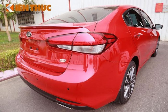 Trong tháng 2/2018, giá xe Kia Cerato dao động từ 525 tới 629 triệu đồng giảm từ 10 - 14 triệu đồng trong đó phiên bản 1.6 MT giảm cao nhất tới 14 triệu đồng, trong khi 2 bản 1.6 AT và 2.0 AT có mức giảm 10 triệu đồng