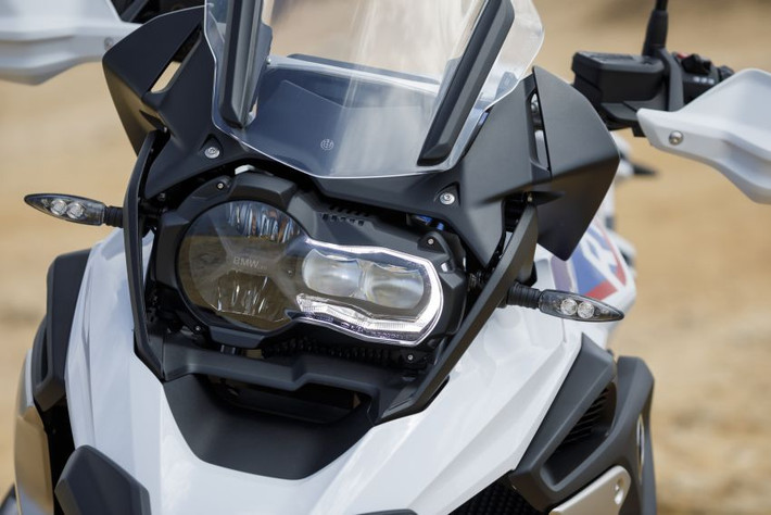 Khối động cơ mới này của BMW R1250GS cho dung tích 1.254cc, sản sinh công suất 136 mã lực tại tua máy 7.750 vòng/phút và mômen xoắn cực đại 143 Nm 6.250 vòng/phút, tăng lên đáng kể so với con số 125 mã lực và 125 Nm của động cơ boxer 1.170cc hiện tại.