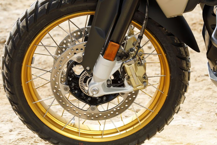 Thuộc dòng xe adventure mới cao cấp nên BMW R1250GS thế hệ 2019 cũng tiếp tục được nhà sản xuất Đức trang bị thêm nhiều công nghệ hỗ trợ người lái như hệ thống kiểm soát ổn định tự động ASC, nói cách khác là kiểm soát lực kéo, hệ thống hỗ trợ khởi hành ngang dốc HSC.
