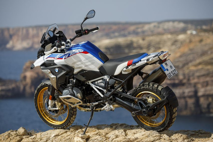 Ở thế hệ mới này, nâng cấp đáng giá nhất của BMW R1250GS phiên bản 2019 chính là khối động cơ mới với dung tích xylanh lớn hơn. Theo đó R1250GS 2019 vẫn tiếp tục trang bị động cơ boxer trứ danh, vốn đã làm lên tên tuổi của thương hiệu xe môtô đình đám nước Đức.