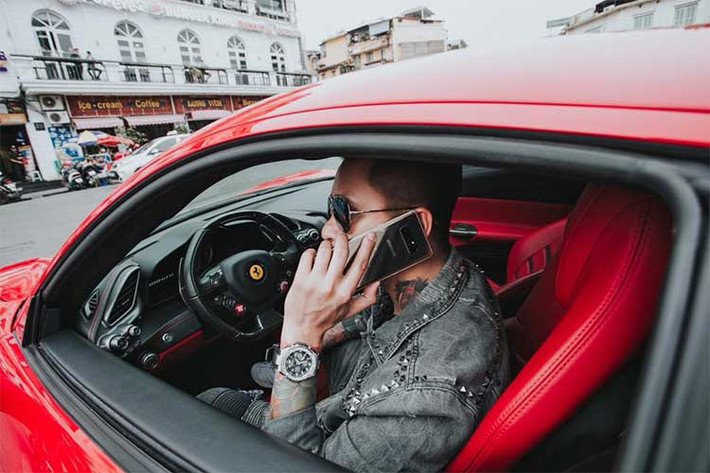 Chiếc siêu xe Ferrari của Tuấn Hưng mang tông màu ngoại thất đỏ rực rỡ. So với người "đàn anh" 458 của mình thì 488 GTB được thiết kế mạnh mẽ đầy ấn tượng hơn. Hai hốc gió cỡ lớn kết hợp cùng những đường gân mang đến sự táo bạo cũng như xen kẽ các chi tiết mềm mại khác.