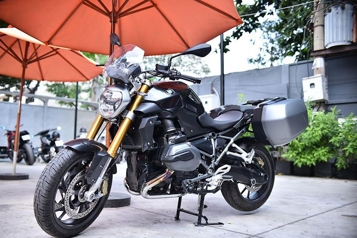 Cụ thể, mức giá xe môtô BMW R1200R trong chương trình ưu đãi đặc biệt này chỉ còn 420 triệu đến 460 triệu đồng, tuỳ thuộc vào option do khách hàng lựa chọn như: cặp thùng đi tour, kính chắn gió cao v.v… Trước đó, mẫu xe này được niêm yết giá chính hãng ở mức 639 triệu đồng.