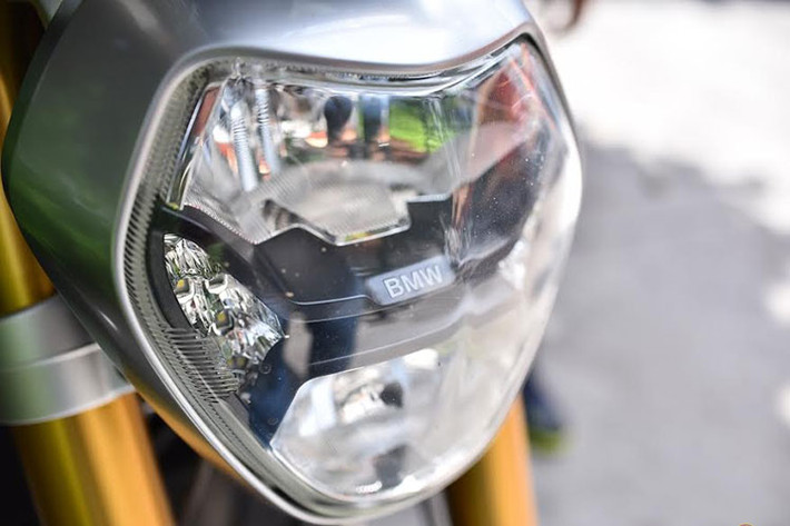 Naked-bike BMW R1200R phiên bản mới sở hữu kích thước dài, rộng, cao tương ứng (2.165 x 880 x 1.300)mm, chiều dài cơ sở 1.515 mm. Phần đầu xe được trang bị kính núp gió nhỏ phía trước cùng đèn pha dạng kim cương thay cho loại tròn cổ điển trên thế hệ cũ và được tích hợp LED tăng khả năng chiếu sáng trên mọi địa hình.